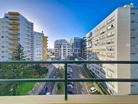 Apartamento T1 a 300m da Praia da Rocha com garagem e piscina