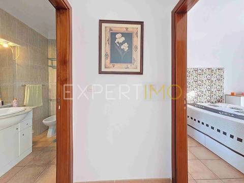 Apartamento T1 a 300m da Praia da Rocha com garagem e piscina