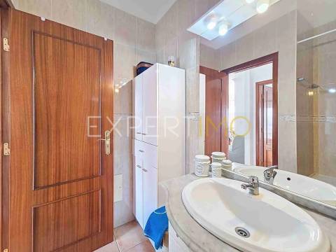 Apartamento T1 a 300m da Praia da Rocha com garagem e piscina