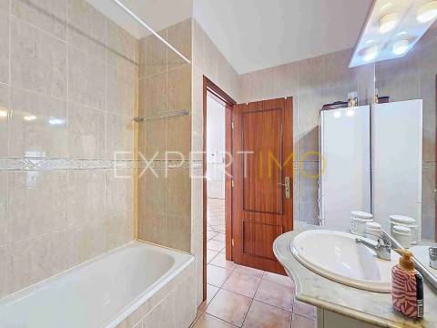 Apartamento T1 a 300m da Praia da Rocha com garagem e piscina