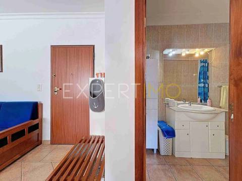 Apartamento T1 a 300m da Praia da Rocha com garagem e piscina