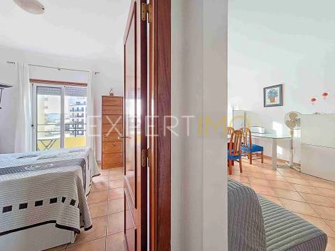 Apartamento T1 a 300m da Praia da Rocha com garagem e piscina