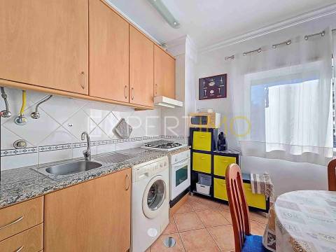 Apartamento T1 a 300m da Praia da Rocha com garagem e piscina