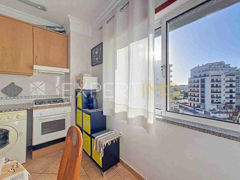 Apartamento T1 a 300m da Praia da Rocha com garagem e piscina