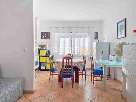 Apartamento T1 a 300m da Praia da Rocha com garagem e piscina