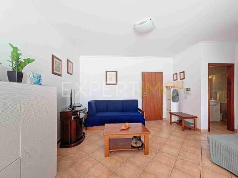 Apartamento T1 a 300m da Praia da Rocha com garagem e piscina