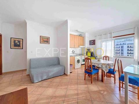 Apartamento T1 a 300m da Praia da Rocha com garagem e piscina