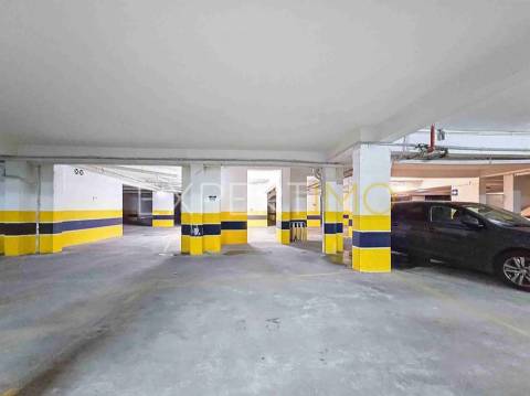 Apartamento T1 a 300m da Praia da Rocha com garagem e piscina