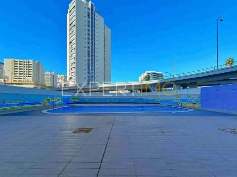Apartamento T1 a 300m da Praia da Rocha com garagem e piscina