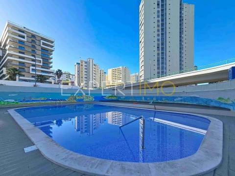 Apartamento T1 a 300m da Praia da Rocha com garagem e piscina