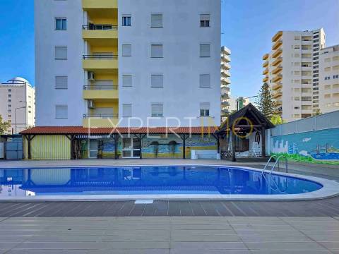 Apartamento T1 a 300m da Praia da Rocha com garagem e piscina