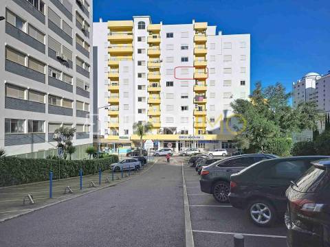 Apartamento T1 a 300m da Praia da Rocha com garagem e piscina