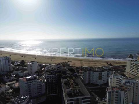Apartamento T1 a 300m da Praia da Rocha com garagem e piscina