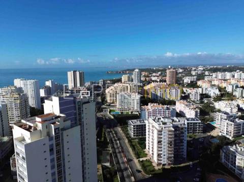 Apartamento T1 a 300m da Praia da Rocha com garagem e piscina