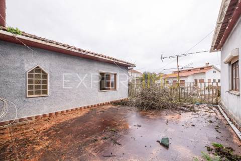 Moradia T3  com garagem ampla e terreno