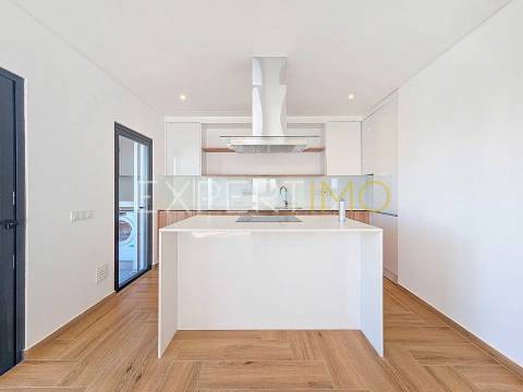 Apartamento T2 NOVO com garagem, arrecadação e piscina