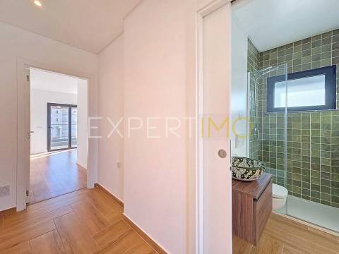 Apartamento T2 NOVO com garagem, arrecadação e piscina