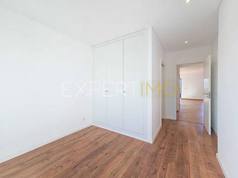 Apartamento T2 NOVO com garagem, arrecadação e piscina