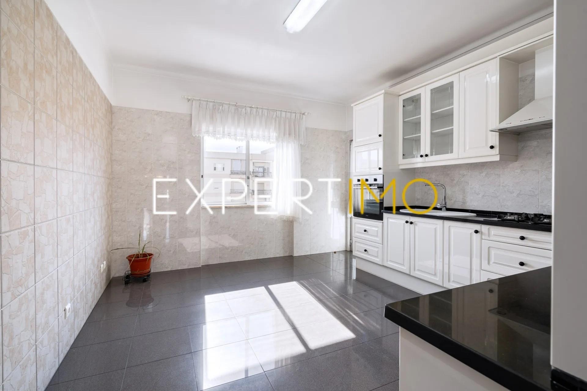 Apartamento T3 na Av. Dr. António Rodrigues Manito - Bairro do Liceu - Setúbal
