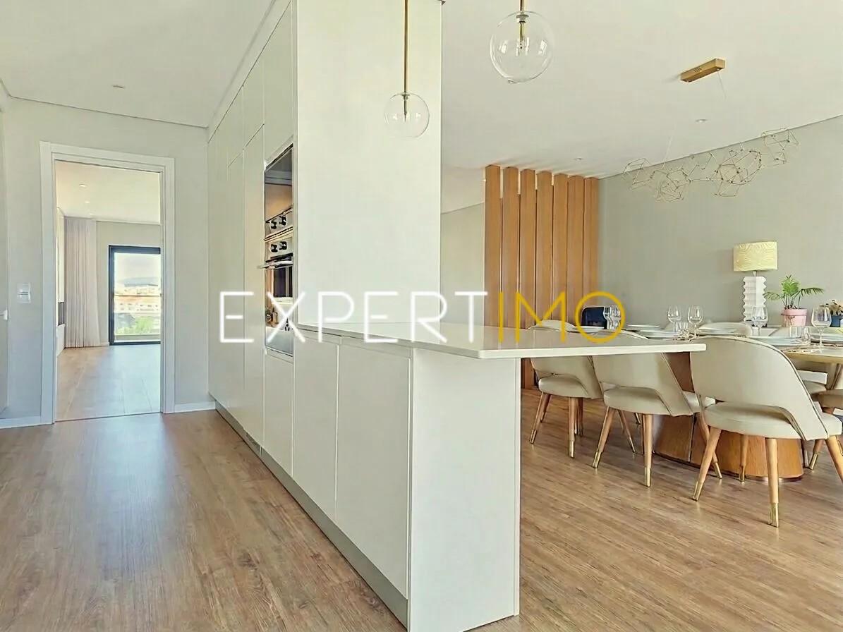 Apartamento T5 com Garagem Box - Centro de Portimão