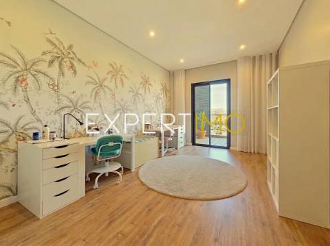 Apartamento T5 com Garagem Box - Centro de Portimão