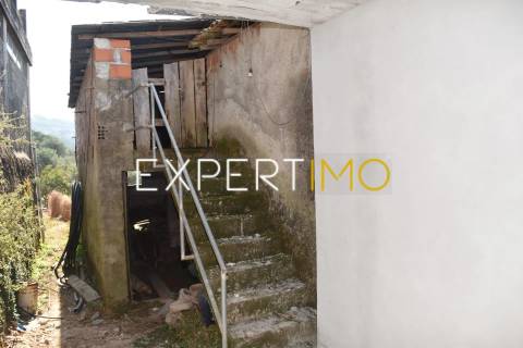 Moradia T2 para restaurar + Moradia T1 também para restaurar