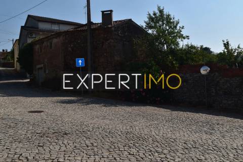 Moradia T2 para restaurar + Moradia T1 também para restaurar
