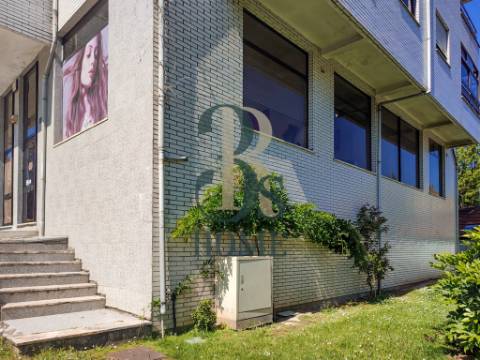 Loja de 3 frentes no Centro de Gaia