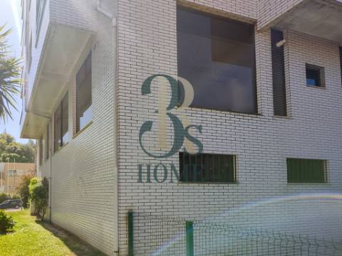 Loja de 3 frentes no Centro de Gaia