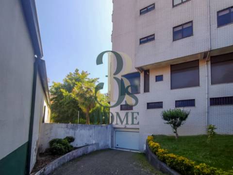 Loja de 3 frentes no Centro de Gaia