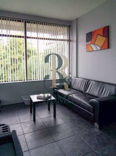 Loja de 3 frentes no Centro de Gaia