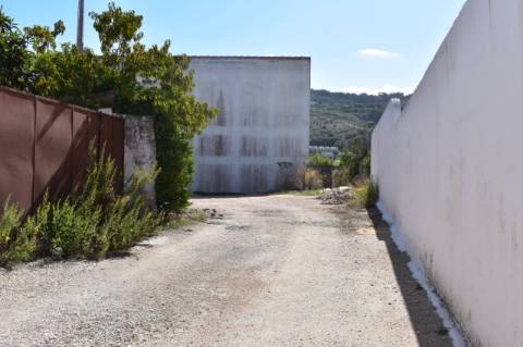 Terreno para construção de prédio em Pinheiro de Loures