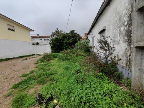 Terreno para construção de prédio em Pinheiro de Loures