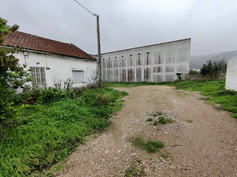 Terreno para construção de prédio em Pinheiro de Loures