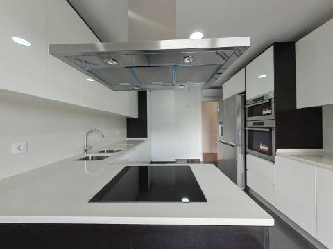 Amplo Apartamento T3 na Urbanização Colinas do Cruzeiro, Odivelas.