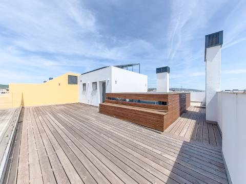 Penthouse T3 com Piscina Privada Aquecida, Terraço e Box | Urbanização do Infantado, Loures