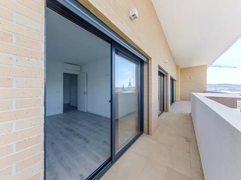 Penthouse T3 com Piscina Privada Aquecida, Terraço e Box | Urbanização do Infantado, Loures