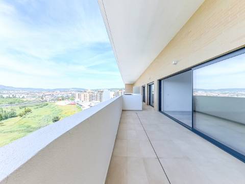 Penthouse T3 com Piscina Privada Aquecida, Terraço e Box | Urbanização do Infantado, Loures