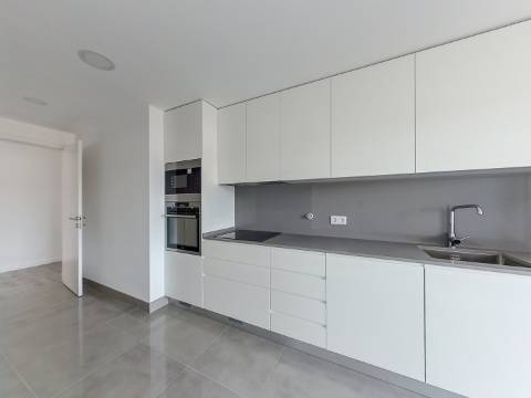 Penthouse T3 com Piscina Privada Aquecida, Terraço e Box | Urbanização do Infantado, Loures