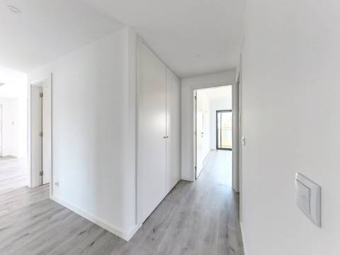 Penthouse T3 com Piscina Privada Aquecida, Terraço e Box | Urbanização do Infantado, Loures