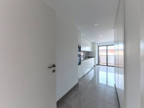 Penthouse T3 com Piscina Privada Aquecida, Terraço e Box | Urbanização do Infantado, Loures