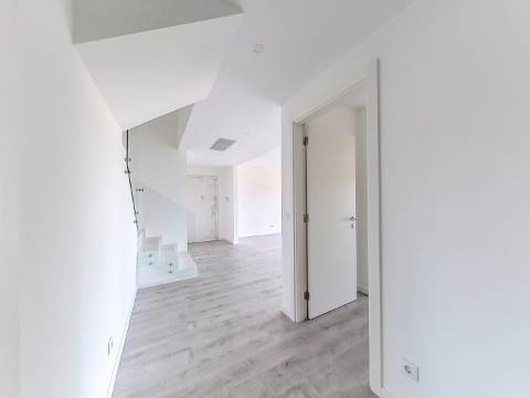 Penthouse T3 com Piscina Privada Aquecida, Terraço e Box | Urbanização do Infantado, Loures