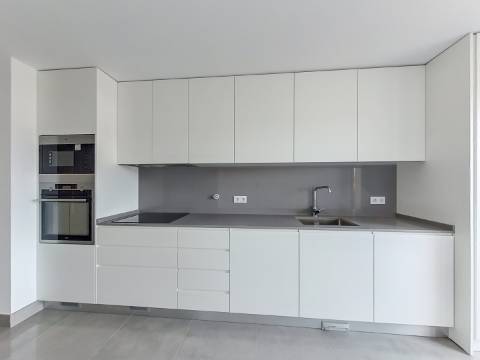 Penthouse T3 com Piscina Privada Aquecida, Terraço e Box | Urbanização do Infantado, Loures