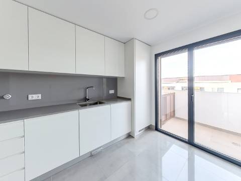 Penthouse T3 com Piscina Privada Aquecida, Terraço e Box | Urbanização do Infantado, Loures