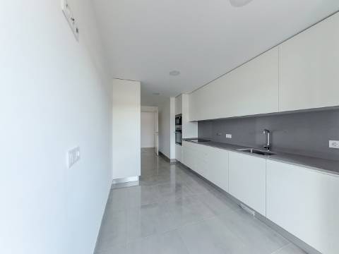 Penthouse T3 com Piscina Privada Aquecida, Terraço e Box | Urbanização do Infantado, Loures