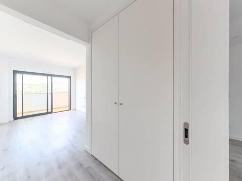 Penthouse T3 com Piscina Privada Aquecida, Terraço e Box | Urbanização do Infantado, Loures