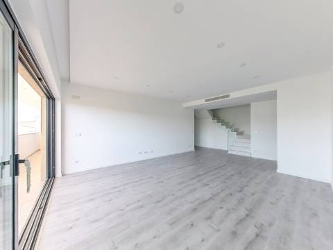 Penthouse T3 com Piscina Privada Aquecida, Terraço e Box | Urbanização do Infantado, Loures