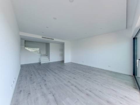 Penthouse T3 com Piscina Privada Aquecida, Terraço e Box | Urbanização do Infantado, Loures