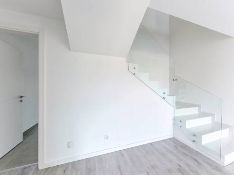 Penthouse T3 com Piscina Privada Aquecida, Terraço e Box | Urbanização do Infantado, Loures