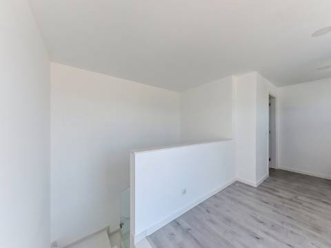 Penthouse T3 com Piscina Privada Aquecida, Terraço e Box | Urbanização do Infantado, Loures